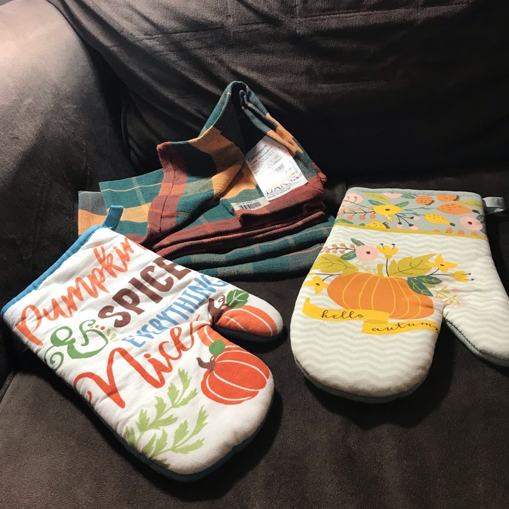 Dansk placemats perfect for fall & 2 potholders